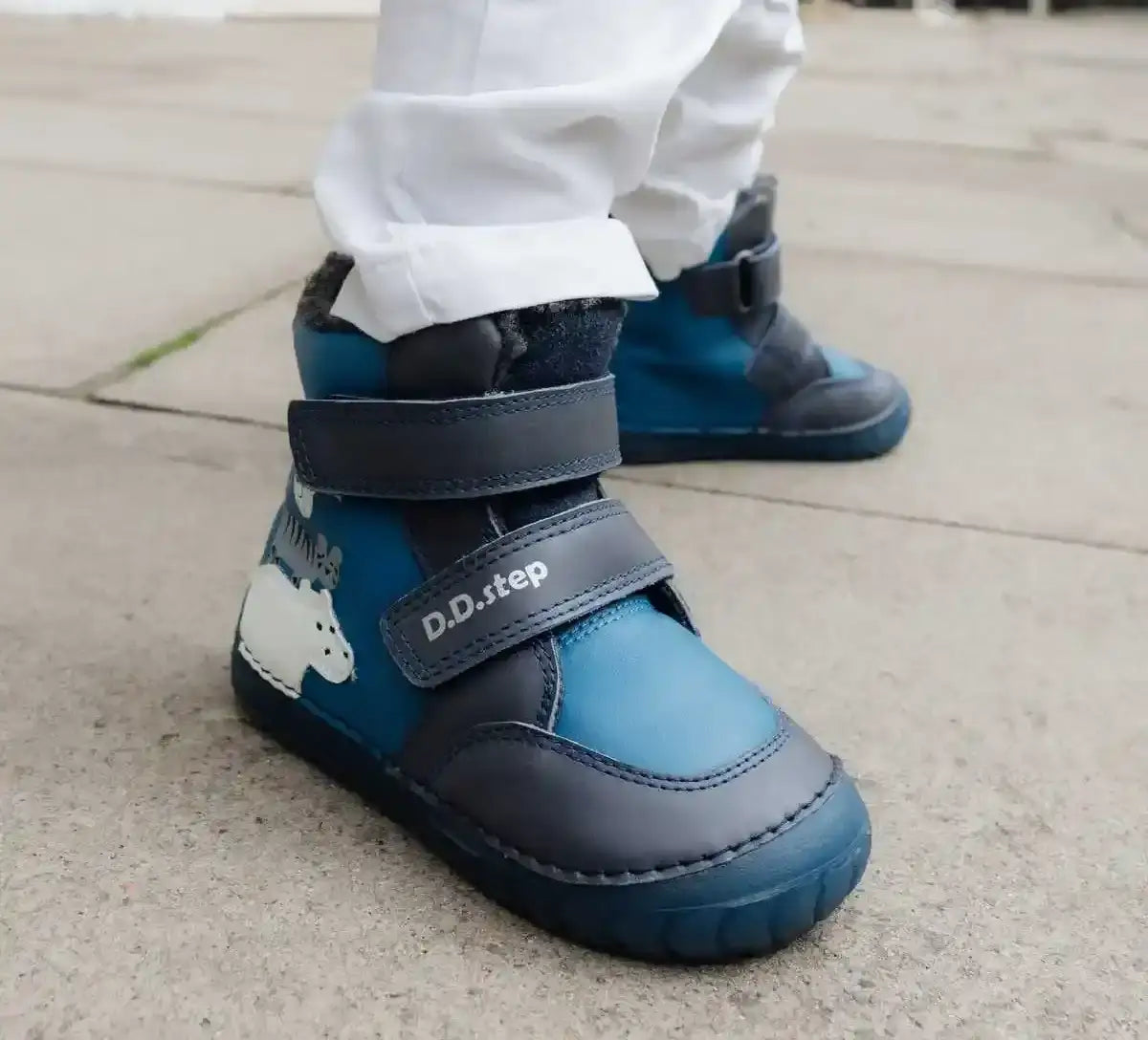 Kinderschuhe aus Leder in Blau mit Klettverschluss und Tiermotiv für gesunde Kinderfüße.